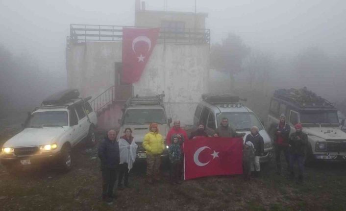 (Özel) Cumhuriyet Bayramı için Kazdağları’nın 1029 rakımlı tepesinde bulutların içinde bayrak açtılar