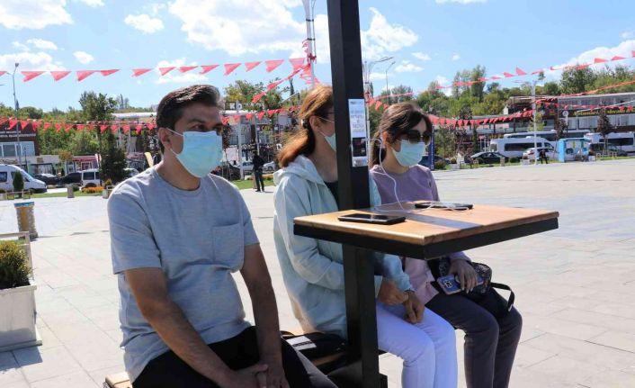 (Özel) Güneş enerjisiyle çalışan telefon şarj istasyonu üretildi