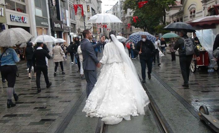 (Özel) İranlı turistlerin evlilik pozları Taksim’de renkli görüntüler oluşturdu