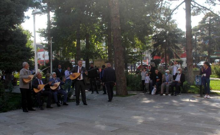 (Özel) Popüler sanatçılara inat 5 bin yıllık âşıklık geleneğini yaşatmaya çalışıyorlar