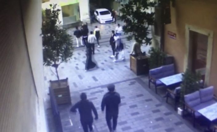 (Özel) Taksim’de ortalığı karıştıran silahlı kavga: “Yolu açın” deyince kalçasından vuruldu