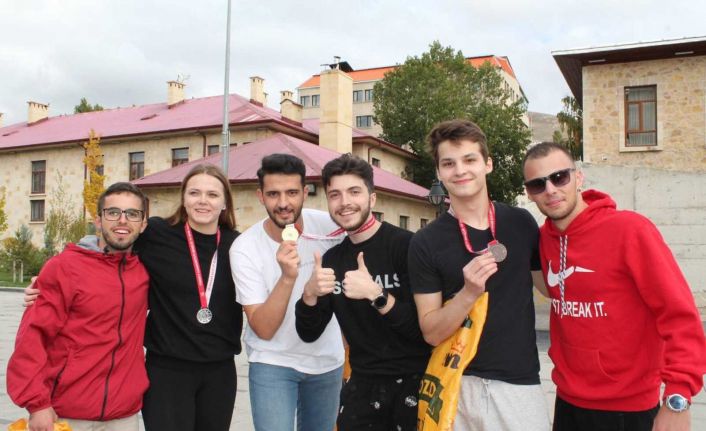 (Özel) Yabancı uyruklu üniversite öğrencileri, çuval yarışı, yakan top, yumurta taşıma oyunlarıyla doyasıya eğlendi