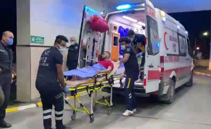 Paket servis taşıyan kuryeyi kendisini vuracağını düşünerek ayağından yaraladı