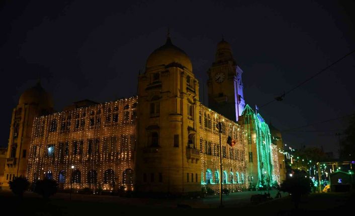 Pakistan’da Mevlid Kandili için sokaklar ve binalar ışıklandırıldı