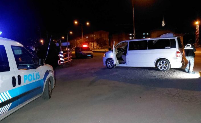 Park halindeki araçta oturan gençlere silahlı saldırı: 1 ölü, 2 yaralı