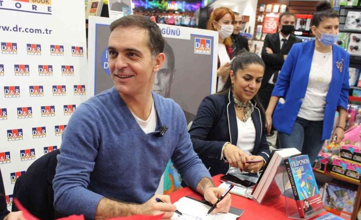 Pedro Alonso Akasya AVM’de okuyucularıyla bir araya geldi