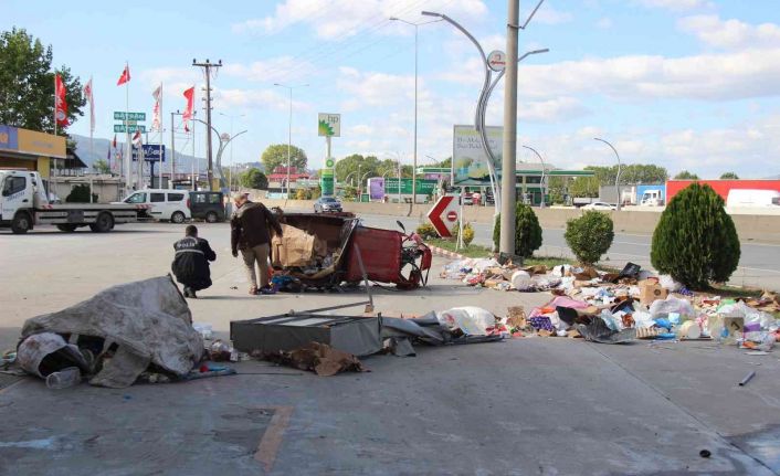 Petrol istasyonuna dalan taksi, hurda aracı ve otomobile çarptı: 1 ölü