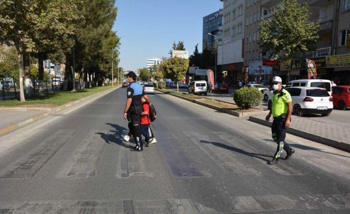 Polis okul önlerinde denetimi arttırdı