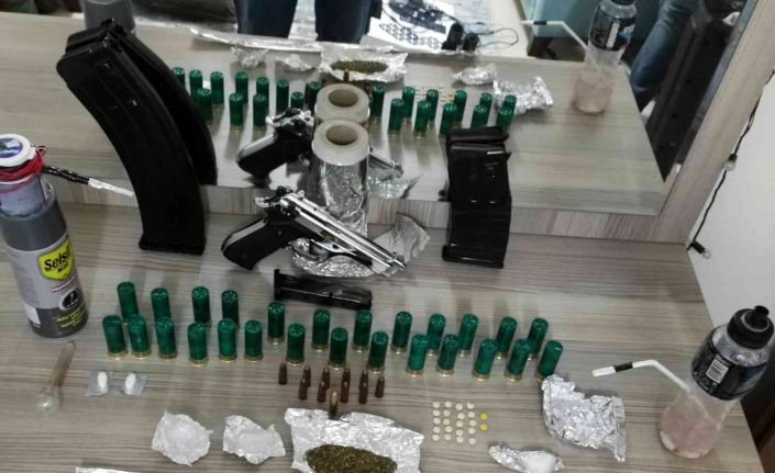 Polisten kaçan sürücüden silah ve uyuşturucu çıktı