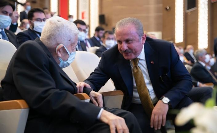 Recai Kutan: “Erbakan yeri geldi milletine, İslam alemine selam durdu, yeri geldi ırkçı emperyalizmin desiselerine karşı durdu”