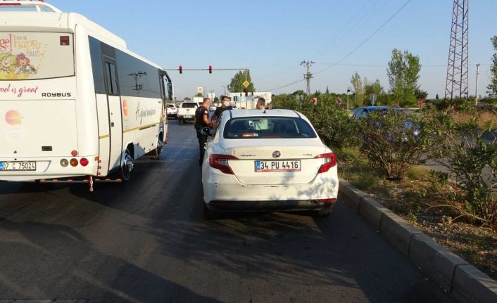 Rent a car firmasından kiralayıp çalıntı ihbarında bulunduğu aracın içinde yakalandı