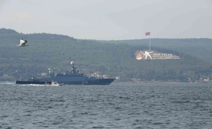 Rus savaş gemisi Çanakkale Boğazı’ndan geçti
