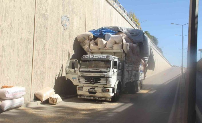 Saman yüklü kamyon alt geçide takıldı, yola savrulan çuvallar trafiği kilitledi