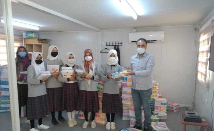 Samsatlı öğrencilere kitap dağıtıldı