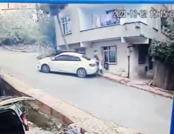 Sancaktepe’de yolda kayan otomobilin yayayı ezdiği anlar kamerada