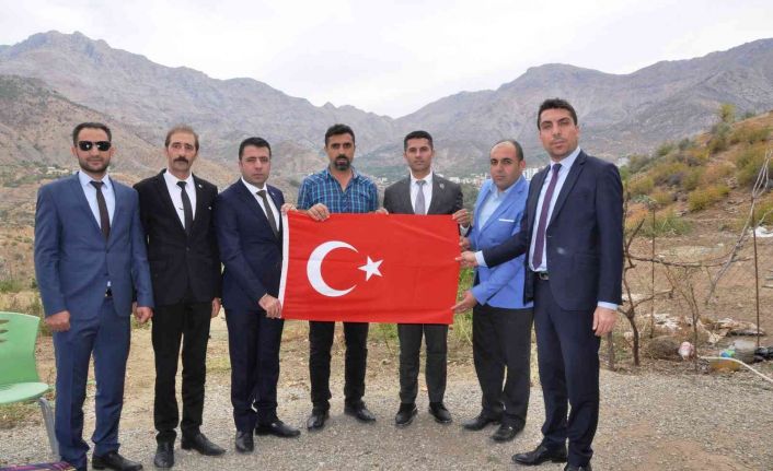 Şehit yakınları, kucağındaki bebeğiyle şehit edilen Ziynet Aktaş’ın ailesiyle bir araya geldi