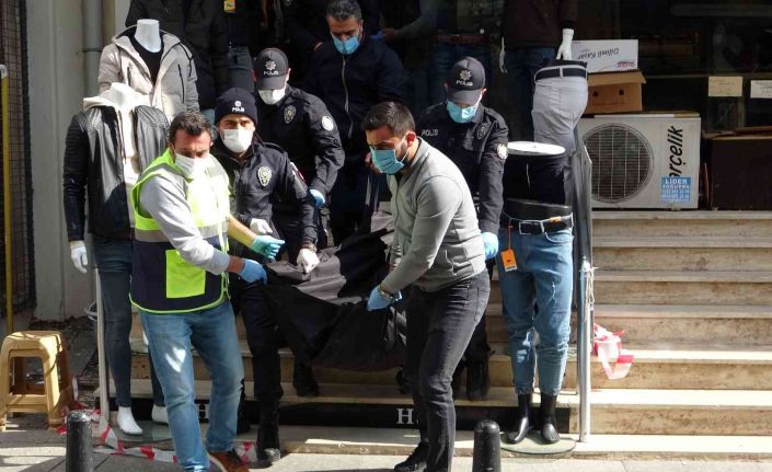 Soğukkanlı katil zanlısı silahı poşete koyup dükkandan çıktı