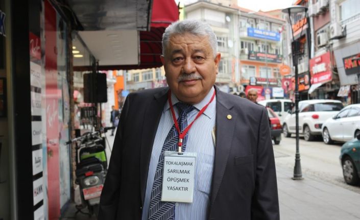 Sosyal mesafeye dikkat çekmek için "yaka kartlı" önlem almıştı: Virüse yenik düştü