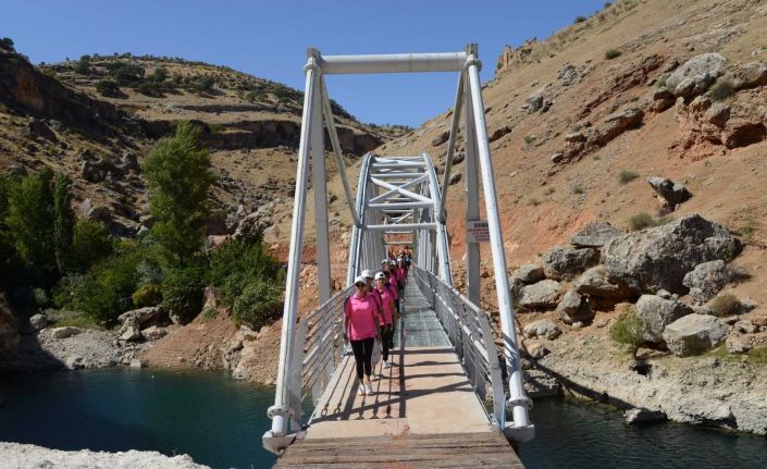 Sporcular sağlıklı yaşam için tarihi mekanda yürüdü