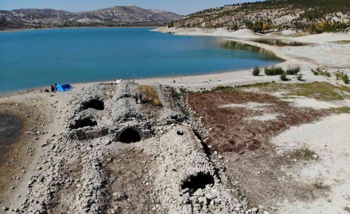 Sular çekilince ortaya çıkan Altınapa Hanı bütün olumsuzluklara rağmen ayakta
