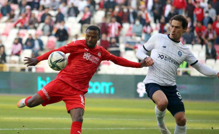 Süper Lig: DG Sivasspor: 1 - Adana Demirspor: 0 (İlk yarı)