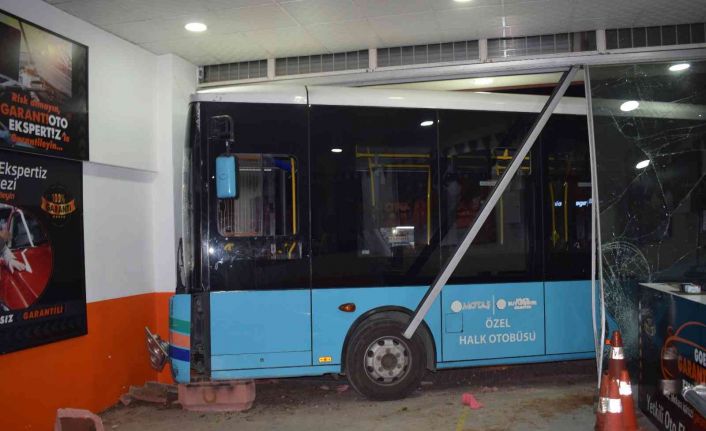 Sürücüsü kalp krizi geçiren otobüs oto bakım servisine daldı: 2 yaralı