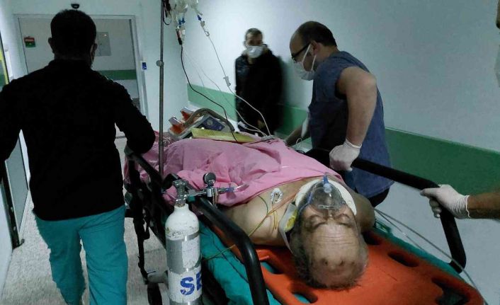 Tamir ettikleri minibüsün altından ezilen 1 kişi öldü, 1 kişi ağır yaralandı