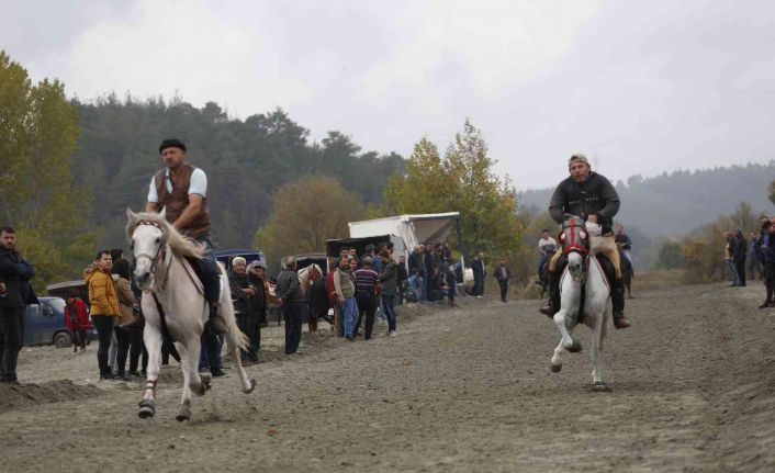 Tarihi yarışlar için binlerce kişi Orhaneli’ne akın etti