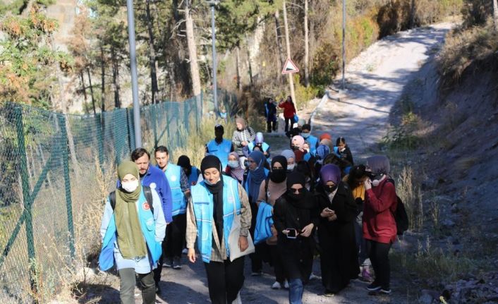 TDV Gençlik Kolları iklim değişikliğine dikkat çekmek için doğa yürüyüşü yaptı