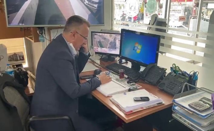 Telefon başında vatandaşların taleplerini dinledi