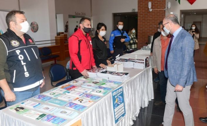TEM ekipleri Anadolu Üniversitesi öğrencilerini zararlı alışkanlıklar ve terör örgütlerine karşı bilgilendirdi
