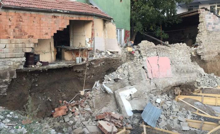 Temel kazılan yerin yanındaki duvar çöktü, bakkaldakiler ucuz kurtuldu