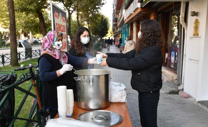 Tepebaşı’ndan gençlere çorba ikramı