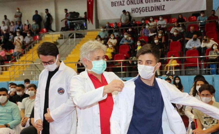 Tıp Fakültesi’nin 360  öğrencisi beyaz önlüklerini törenle giydi