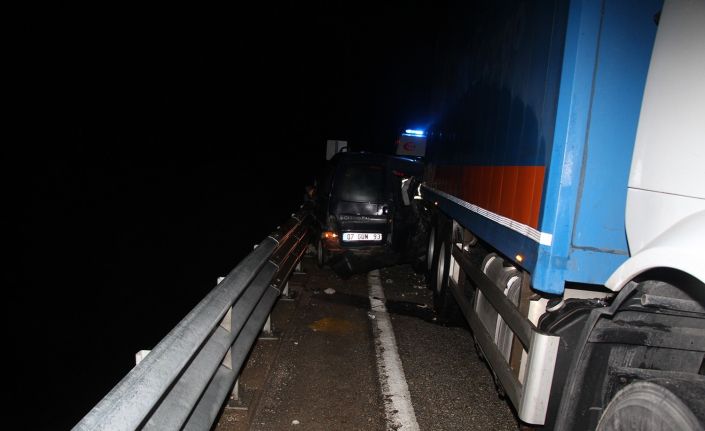Tır ile bariyer arasına sıkışarak hurdaya dönen hafif ticari otomobilden sağ çıktılar