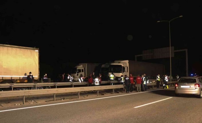 Tırın kasasından dökülen salçalar faciaya neden oldu: 1 ölü, 10 yaralı