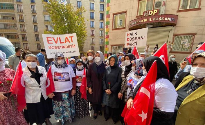 TMMB Başkanı Şentop’un eşi Sabriye Şentop ve milletvekili eşlerinden eylemdeki ailelere ziyaret