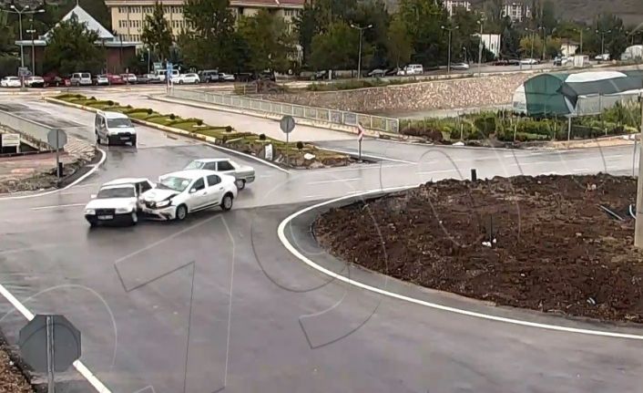 Tokat’ta aynı kavşakta 19 kaza kameraya yansıdı
