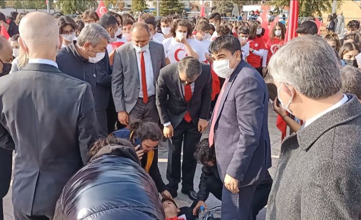 Tören alanında heyecandan baygınlık geçiren çocuğa ilk müdahaleyi doktor milletvekili yaptı