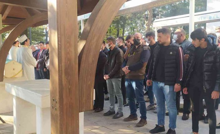 Trafik kazasında hayatını kaybeden 20 yaşındaki genç kız son yolculuğuna uğurlandı