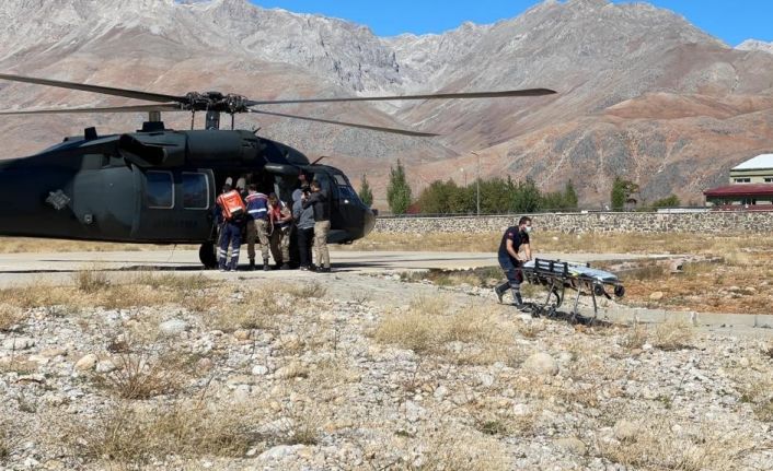 Tunceli’de askeri helikopterler, kurtarma operasyonları ile yemleme çalışmalarında da kullanılıyor