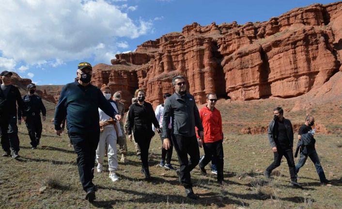 Turistlerin yeni gözdesi Narman Peri Bacaları