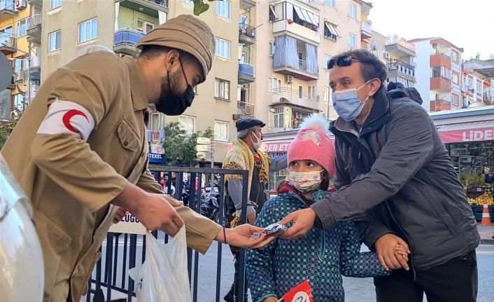 Türk Kızılay gönüllüleri, Cumhuriyet Bayramında Türk Bayrağı ve kuru üzüm dağıttı