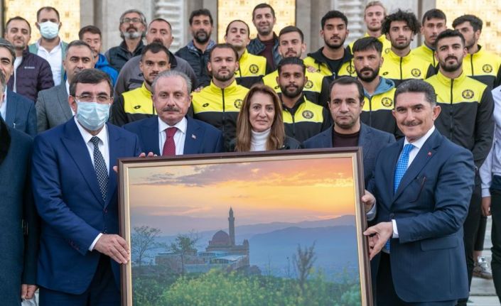 Türkiye Büyük Millet Meclisi Başkanı Şentop Ağrı 1970 Spor Kulübü’nü kabul etti