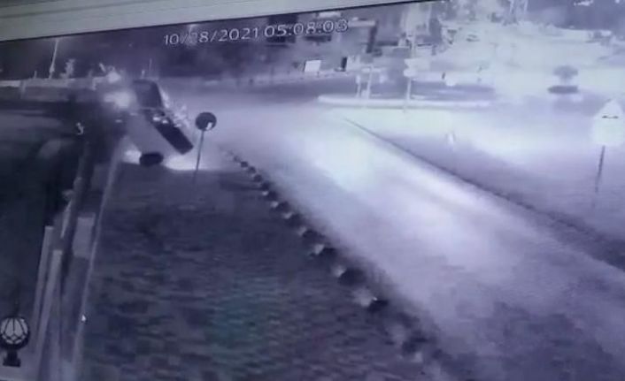 Tuzla’da panelvan araç duvara çarpıp takla attı: 1 ölü, 2 yaralı