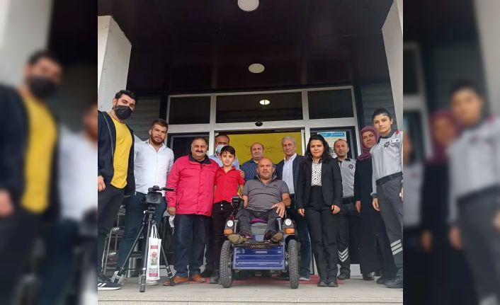 Ünlü oyunca Çelebi kütüphanede çocuklarla buluştu