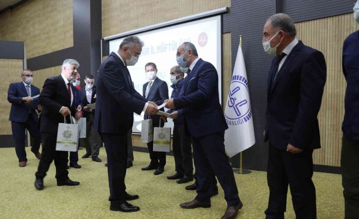 Vali Ayyıldız ’Camiler ve Din Görevlileri Haftası’ ödül törenine katıldı