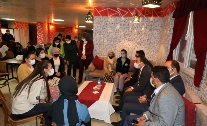 Vali Öksüz, yurtlarda incelemede bulundu