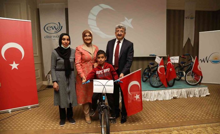 Van Büyükşehir Belediyesi ve Elite World Otel Cumhuriyet Bayramında çocukları sevindirdi