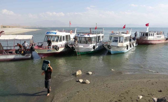 Van Gölü’nde kuraklık etkisi: Balıkçı tekneleri limana yanaşamadı